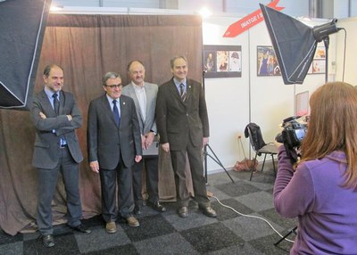 Les autoritats han passat pels estands, interessant-se per l'oferta formativa, en aquest cas, amb estudis d'imatge i so.