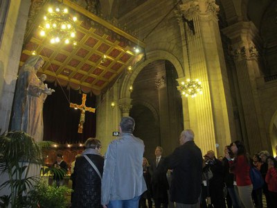 Fèlix Larrosa en la visita de Catalonia Sacra a la Catedral Nova que ha permès conèixer els detalls arquitectònics i artístics del monument.