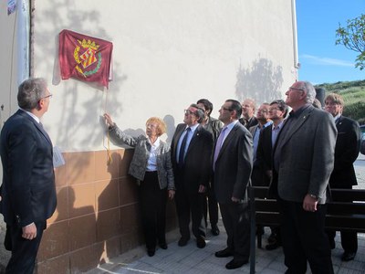 La filla gran de la parella homenatjada, Paquita Moral, acompanyada per diversos familiars, ha descobert amb les autoritats locals una placa commemor….