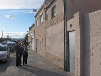 Paquita Moral ha mostrat a l'alcalde la primera casa que es va fer a Magraners, al número 12.