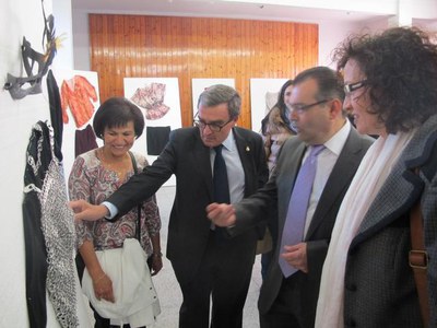 L'alcalde Ros ha visitat l’exposició de les dones de l'AV Magraners amb els resultats del taller de tall i confecció o de pintura a l’oli.