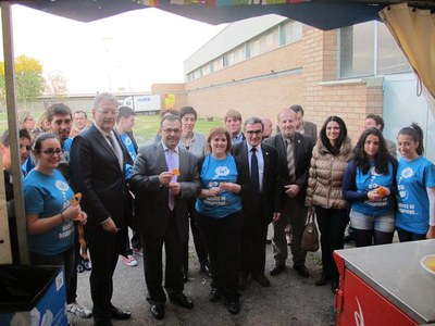 Com és tradicional, els joves del barri han inaugurat la seva carpa amb la presència de les autoritats locals.