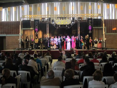 El pavelló poliesportiu de Magraners s'ha omplert per donar el tret de sortida a les festes del barri.