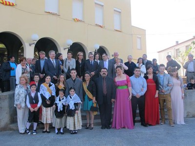 Les autoritats locals amb les pubilles sortints i entrants, en l'inici de les festes a Magraners.