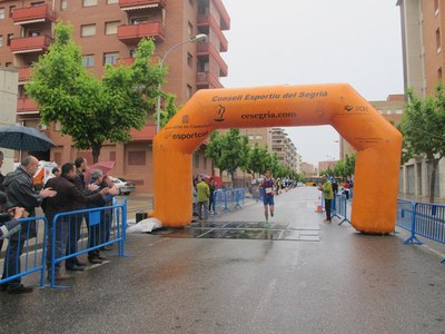 Alonso i Gómez, a la línia de meta de la 31a cursa popular de Balàfia. Ferran Bochaca, amb un temps de 33'58 '', ha estat el primer classificat.