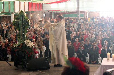 L'alcalde i els regidors de la Paeria, a la missa Rociera de la Feria de Abril ha omplert el pavelló dels Camps Elsisis.