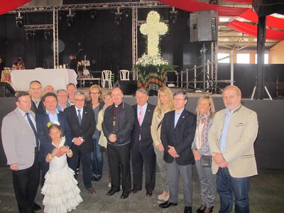 Una àmpliar representació de la Paeria ha assistit a la cerimònia per celebrar la Cruz de Mayo.