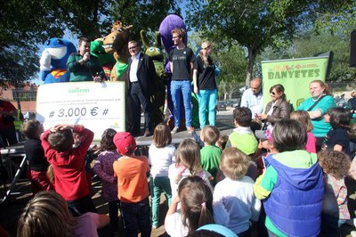 Àngel Ros ha lliurat el xec xolidari de la Festa del Banyetes a la Fundació La Manreana.