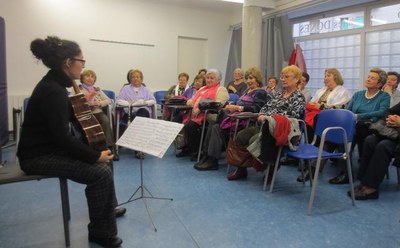 Més d’una trentena de dones van assistir a aquesta nova sessió d’Arts al Casal, iniciativa que té com a objectiu difondre expressions culturals en l’….