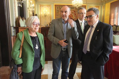 L'alcalde Ros amb la vidua de J.Pernau,Carme Mas, i el president del Col·legi de Periodistes a Lleida, JLL. Cadena, en l'acte de lliurament de premis….