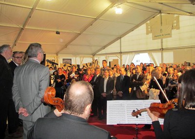 El descobriment de la placa ha precedit l'obertura de l'Espai Pro i la Fira del Llibre i també la inauguració de la 24a Fira de Titelles de Lleida.