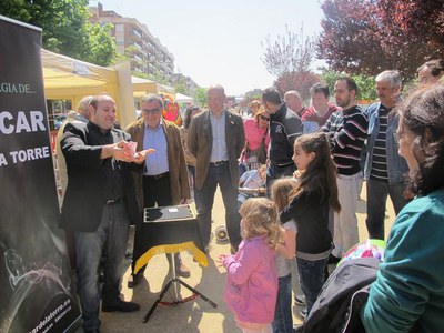 El 1r Mercat de Pardinyes ha estat animat amb jocs de màgia d'una de les parades.