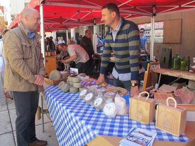 El regidor Peris, al Mercat de l'Hort a Taula, que aquest mes de maig ha coincidit amb la celebració de la Fira de Titelles de Lleida.