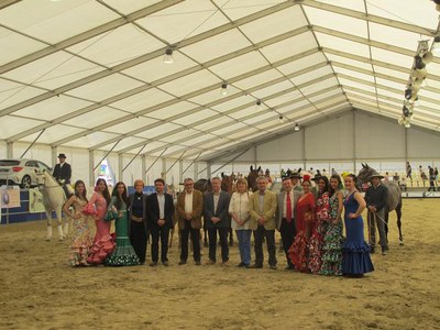 Les autoritats locals amb els guanyadors del concurs eqüestre que s'ha fet el cap de setmana a Lleida.