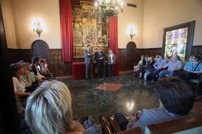 La recepció a Aremi i als professionals participants en el projecte Comenius s'ha fet al Saló del Retaule.
