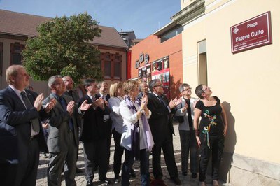 Lleida ret homenatge a Esteve Cuito batejant amb el seu nom el patí del Teatre de l’Escorxador.