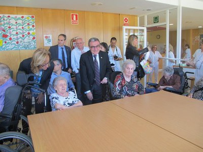 L'alcalde, conversant amb els veïns.