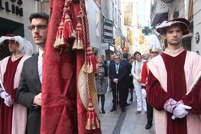 La Corporació Municipal, a la processó cap a l'Ofici Solemne.