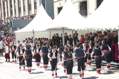 Les entitats que han participat al seguici han fet una ballada conjunta a la plaça de Sant Joan.