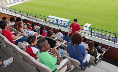 Els infants de les ciberaules a la llotja presidencial en la visita a les dependències del Camp d'Esports.