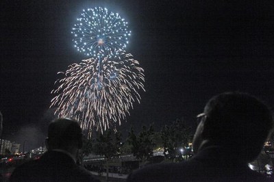 El castell de focs des del balcó de la Paeria..