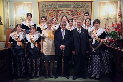 L'alcalde, el pregoner i la tinenta d'alcalde Montse Parra, amb les pubilles..