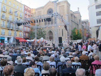 Centenars de lleidatans han gaudit de les havaneres a la plaça de Sant Joan.