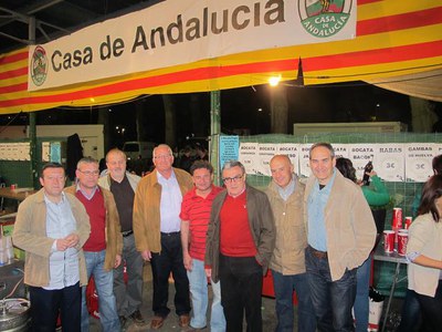 La festa s'ha traslladat als Camps Elisis, amb les cases regionals i els concerts. A la foto, a la Casa de Andalucía.