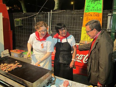 L'alcalde, saludant els membres de la Casa de Castilla y León.