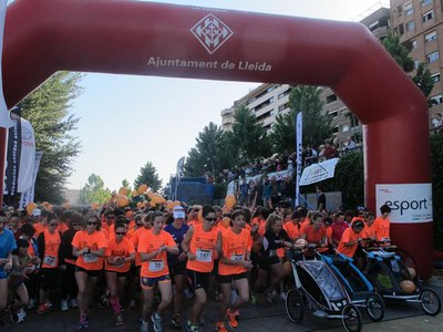 Més de 1.300 corredores han participat en la primera edició de la Cursa de la Dona.