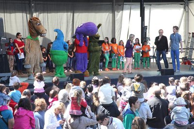 El regidor Castillo ha donat la benvinguda als infants a l'espectacle de Festa Major del Club Banyetes.
