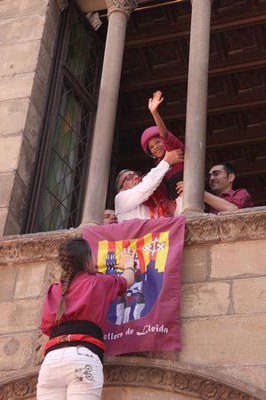 L'actuació castellera ha acabat amb el pilar caminant i l'alcalde agafant l'enxaneta.