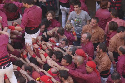 L'alcalde, fent pinya amb la colla bordeus.
