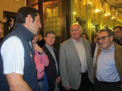 L’alcalde s’ha interessat pel pilot de l’avioneta que ahir va caure al mar quan es dirigia al campionat. El pilot, que en va sortir il·lès, li ha exp….