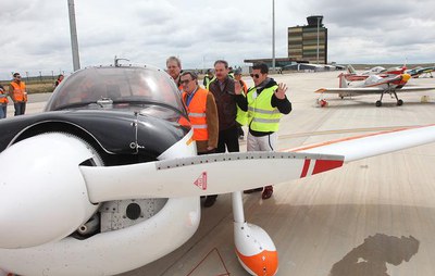L'alcalde de Lleida, amb el regidor Fèlix Larrosa, visitant els avions dels pilots participants en el Campionat d'Espanya de Vol Acrobàtic.