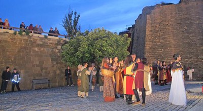L'alcalde de Lleida ha assistit a la batalla entre Moros i Cristians que s'ha fet al pont llevadís de la Seu Vella.