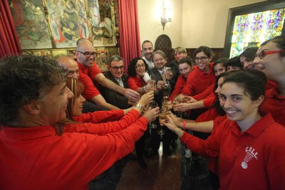 Els membres de la Corporació Municipal celebrant l'ascens amb les jugadores del CB Lleida.