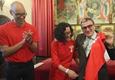 L’equip del CB Lleida ha lliurat a l’alcalde la samarreta que ha lluït durant la temporada en agraïment a la recepció a la Paeria.