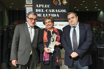 L'alcalde i el president de la Fecoll amb Paquita Deltell, presidenta de la Coordinadora d'ONGS de Lleida que ha guanyat el premi Caragol Bover.