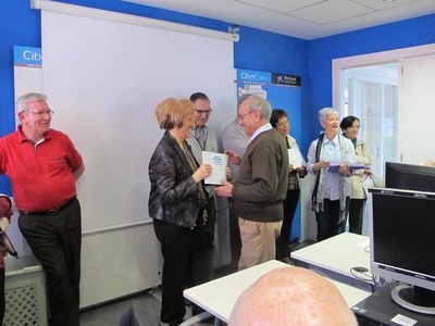 La regidora Dolors Arderiu, fent entrega d'un dels diplomes.