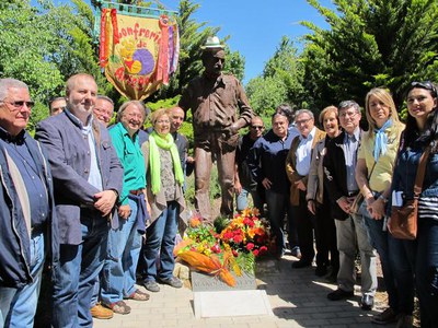 L’Aplec del Caragol ha fet l'ofrena floral davant de l’estàtua de Manolo Calpe, fundador de la festa.