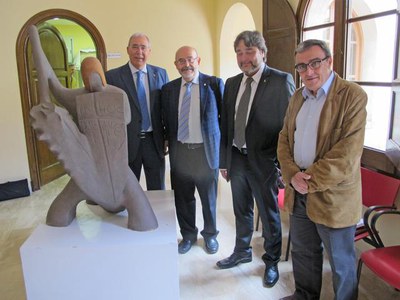 Àngel Ros i Roberto Fernández han estat rebuts a l'Ajuntament de la Granadella pel seu alcalde, Carlos Gibert. A la foto, al costat de l'obra Sant Jo….