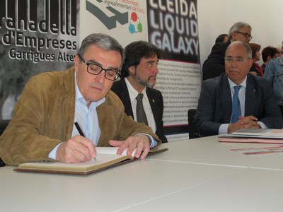 Tant Àngel Ros com Roberto Fernández han signat en el Llibre d'Honor de l'Ajuntament de la Granadella.