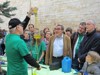 Àngel Ros ha visitat els diferents experiments i exhibicions de Ciència al Carrer.