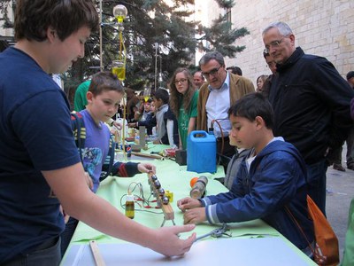Més de 10.000 persones han gaudit dels experiments s'han preparat a Ciència al Carrer.