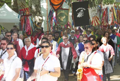 L'alcalde de Lleida ha acompanyat les colles en la desfilada de penons fins als Camps Elisis.