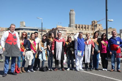 Les pubilles de la ciutat també han començat la jornada amb la imposició de les escarapel·les i la desfilada de penons.