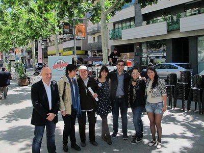 Marta Camps, Rafael Peris i Oriol Yuguero, amb les impulsores de la iniciativa, al vermut musical amb B-Sides Collective.