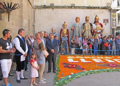 La tinenta d'alcalde Montse Parra, amb Joan Ramon Zaballos i Paco Cerdà, ha assistit als actes que s'han fet al matí a la plaça de la Paeria  pel Cor….