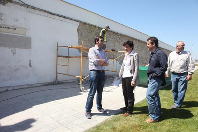 Paral·lelament, l’Ajuntament de Lleida també està duent a terme la millora de la paret de la façana de la part antiga del cementiri municipal.